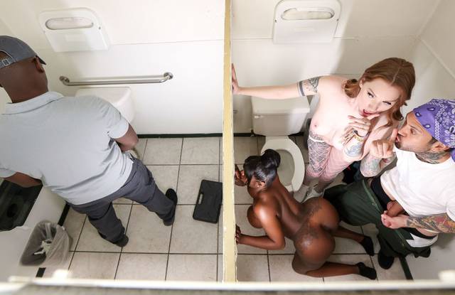Лесбиянки устроили жаркий секс втроем с мужиком в туалете на полу